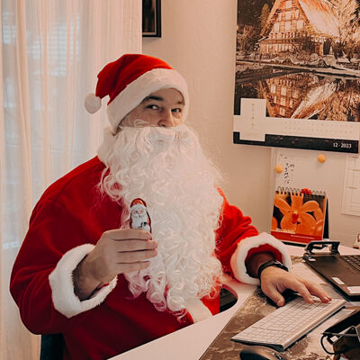 Bild vergr&ouml;&szlig;ern: Sven Buick, Head of Sales und Partnermanager verkleidet als Nikolaus am Arbeitsplatz