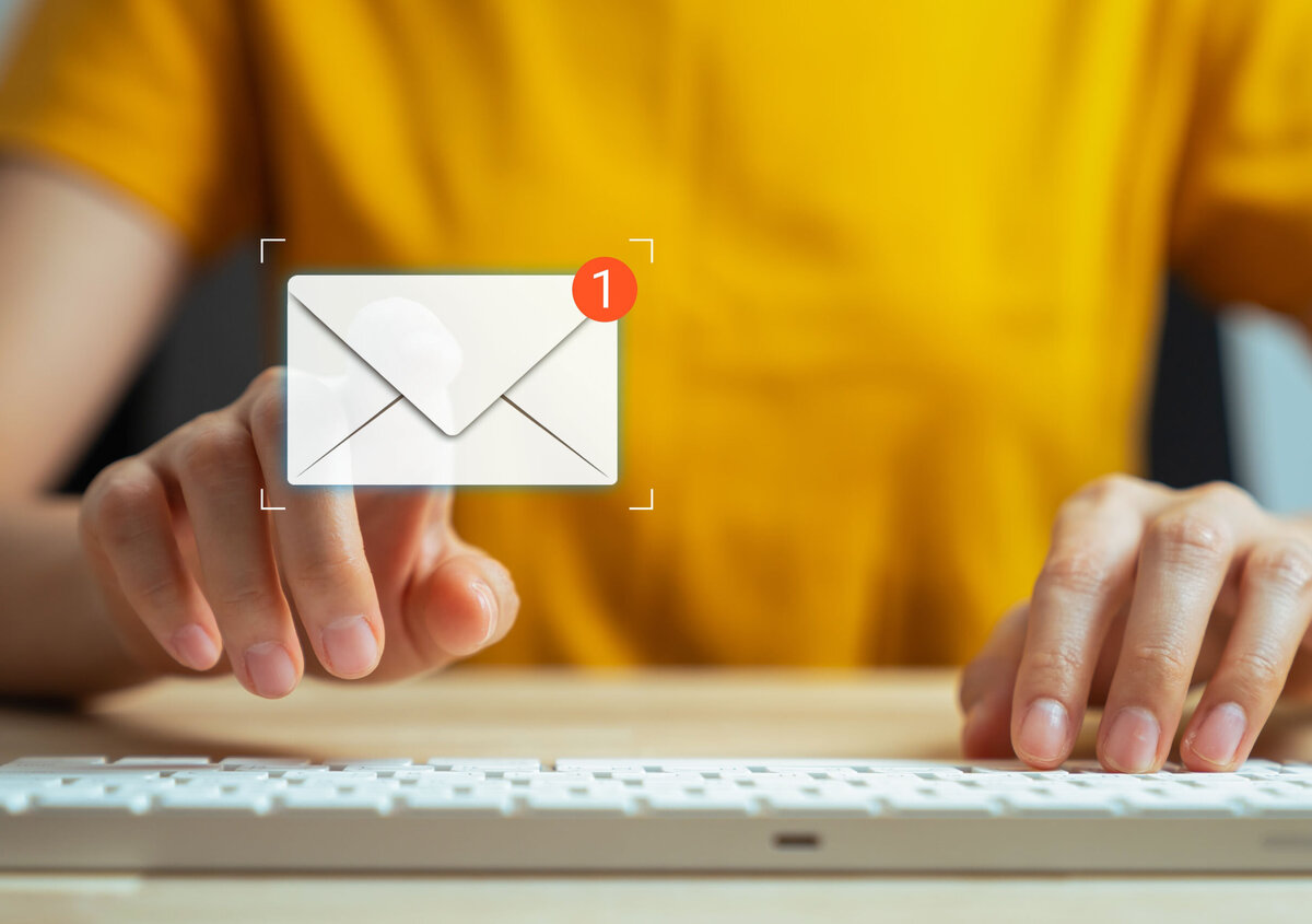 Virtuelles E-Mail-Symbol mit neuer Benachrichtigung &uuml;ber einer Tastatur - Symbol f&uuml;r Newsletter-Anmeldung und digitale Kommunikation.