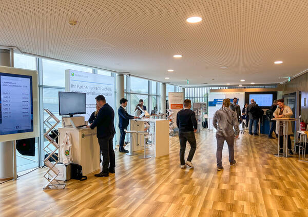Bild vergr&ouml;&szlig;ern: Impressionen L&Auml;MMERZAHL Anwendertagung Begleitausstellung.