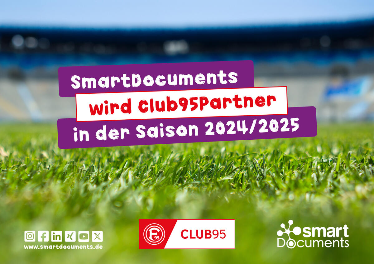 Hintergrund Wiese Fu&szlig;ballplatz, Text: SmartDocuments wird Fortuna D&uuml;sseldorf Club95Partner in der Saison 2024/2025