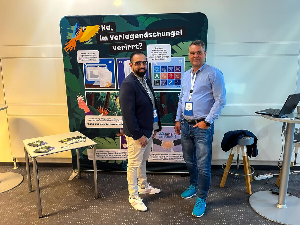 Impressionen L&Auml;MMERZAHL-Anwendertagung Potsdam 2025. Aydin Nikhoo und Sven Buick am SmartDocuments-Stand