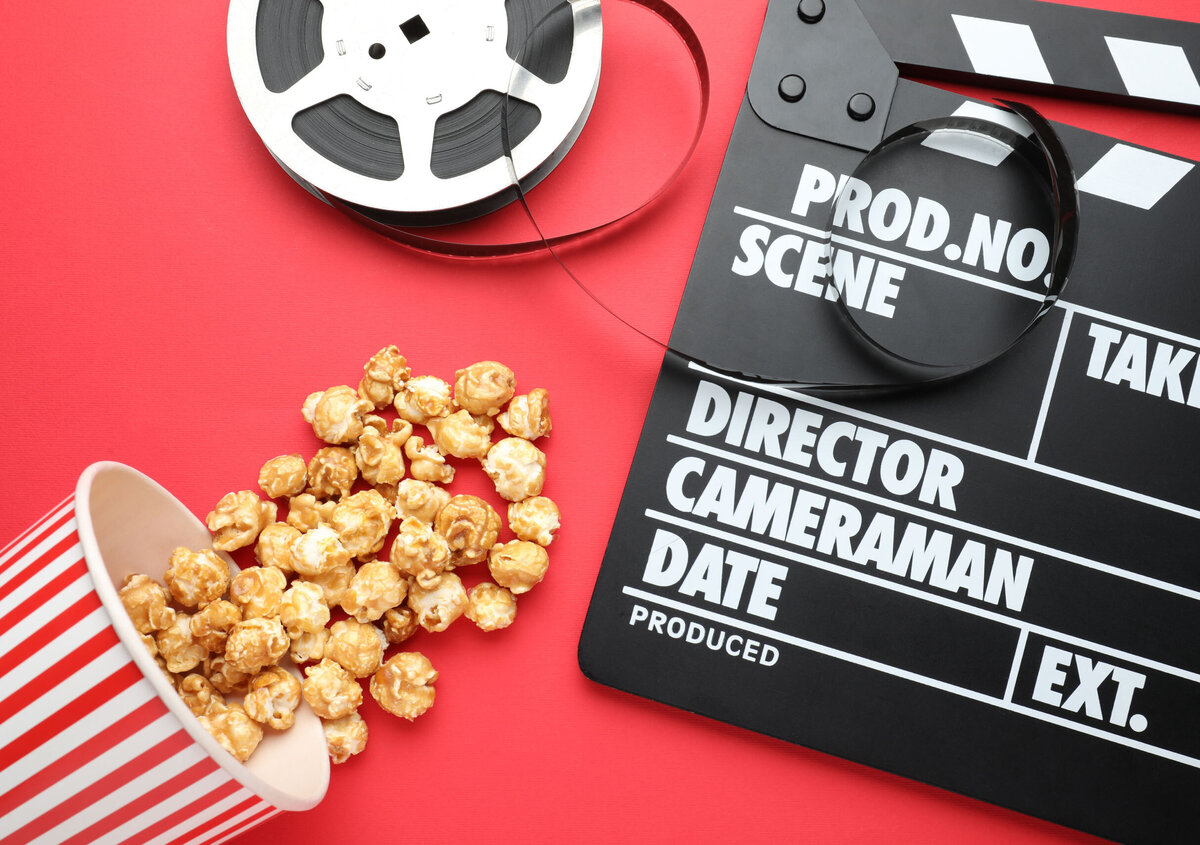 Filmklappe mit Filmrolle und Popcorn - Symbol f&uuml;r Videos, Medieninhalte und SmartClips.