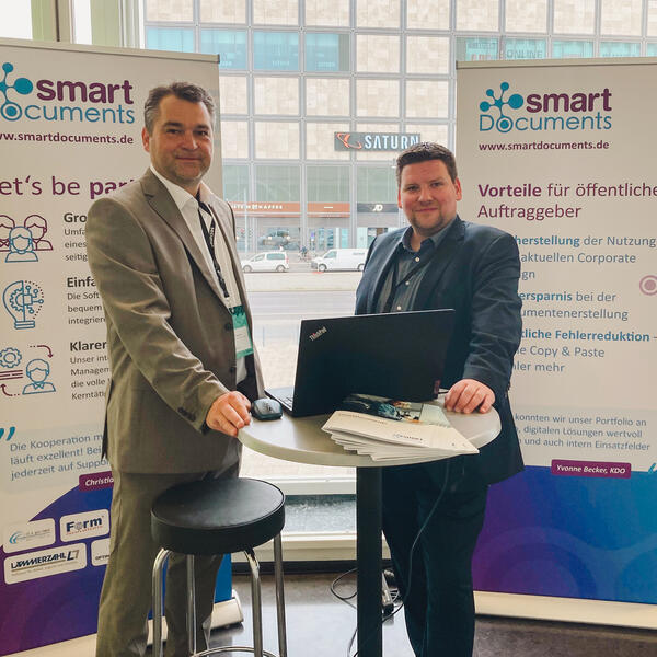 Bild vergr&ouml;&szlig;ern: Foto des SmartDocuments Messestandes auf der Veranstaltung Digitaler Staat 2022. Mit auf dem Foto sind Sven Buick und Christoph Winkelmann.