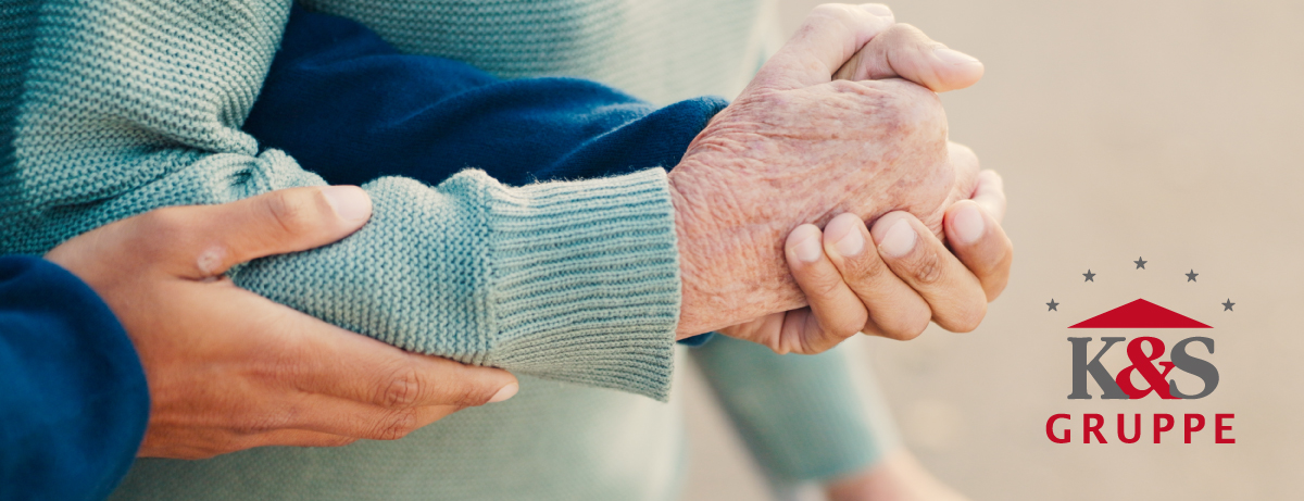Foto: Pflegekraft h&auml;lt Seniorin
