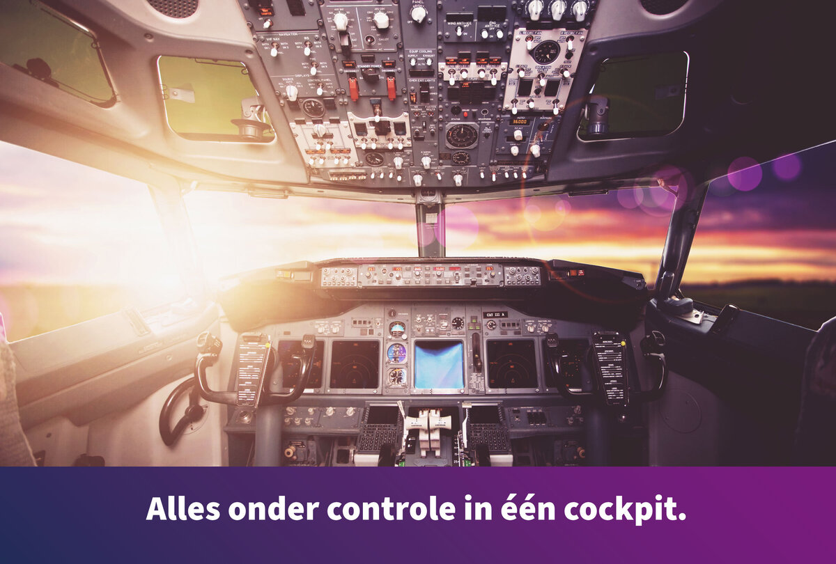 Uitzicht vanuit de cockpit van een verkeersvliegtuig, met talrijke instrumenten en bedieningspanelen. Door de voorruit is een zonsondergang zichtbaar die een warme gloed over de cockpit werpt. Langs de onderrand van de afbeelding staat de tekst: &laquo;Volledige controle in &eacute;&eacute;n cockpit.&raquo;