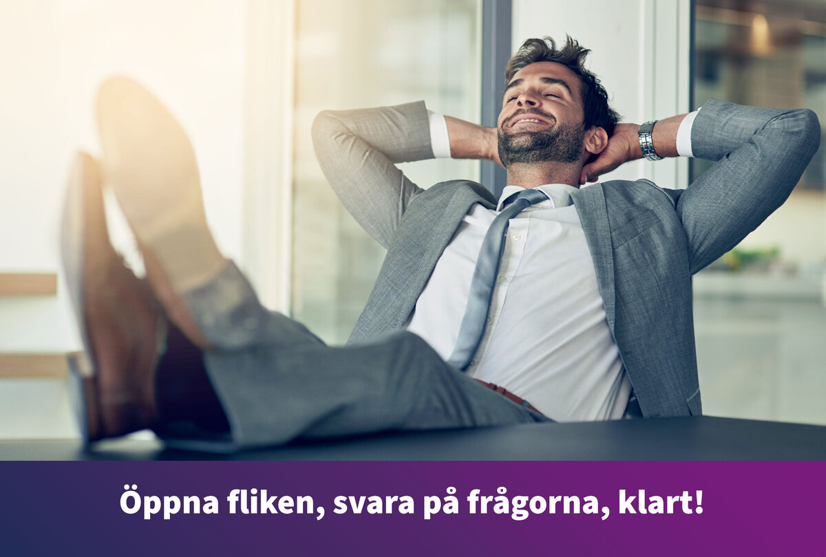 En person i aff&auml;rskl&auml;dsel sitter vid ett skrivbord p&aring; ett kontor med f&ouml;tterna upplagda och utstr&aring;lar lugn och sj&auml;lvf&ouml;rtroende. L&auml;ngs bildens nederkant st&aring;r texten: &raquo;&Ouml;ppna fliken, besvara fr&aring;gorna, klart!&laquo;
