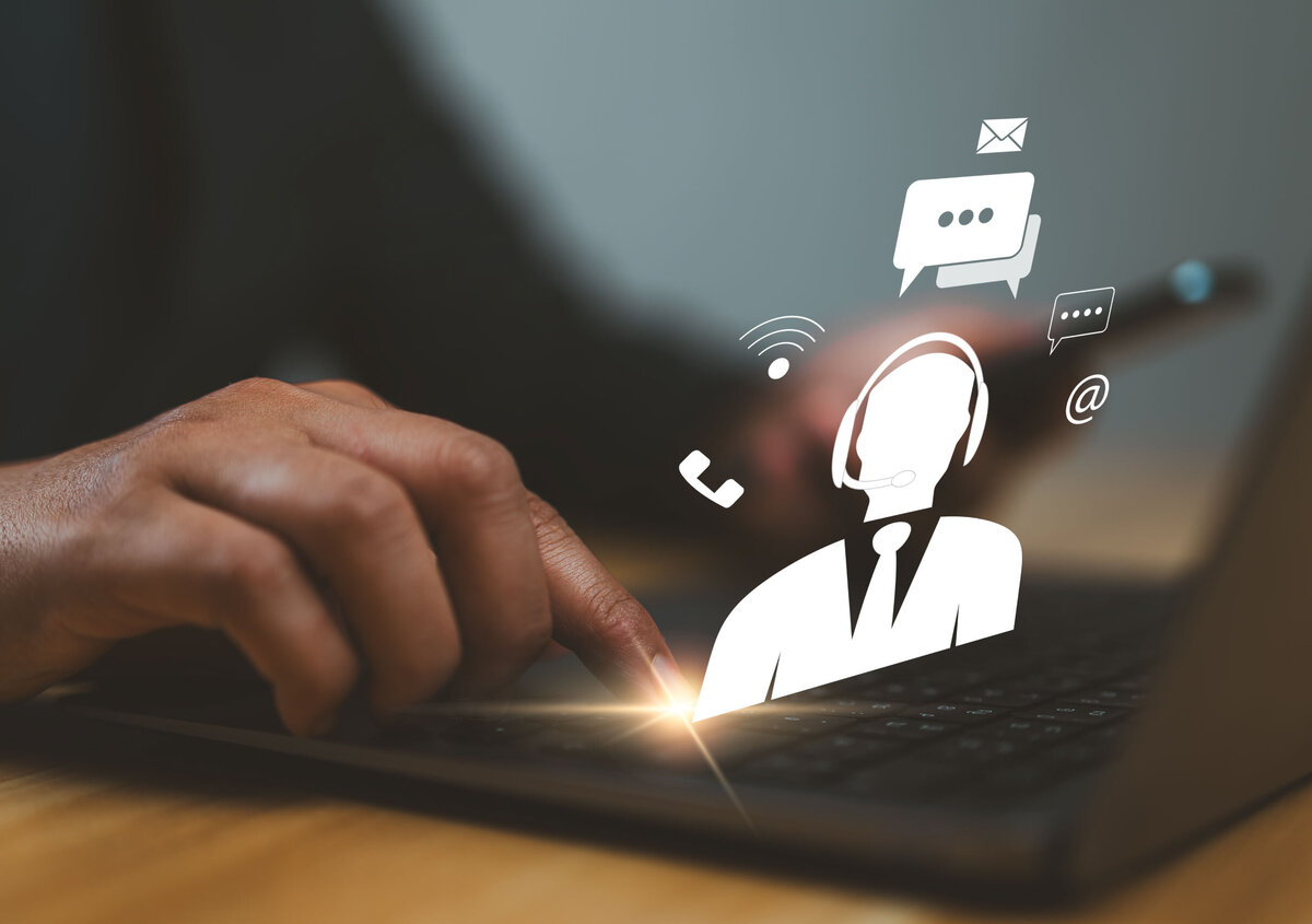 Laptop waarop pictogrammen voor klantenservice, ondersteuning en digitale communicatiekanalen zoals e-mail, telefoon en chat worden weergegeven. De afbeelding symboliseert klantcontact, supportdiensten en digitale communicatie.