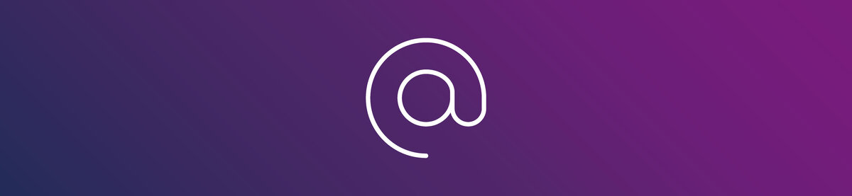 @-symbol p&aring; en lila gradientbakgrund som representerar e-postkommunikation och digital kontakt.