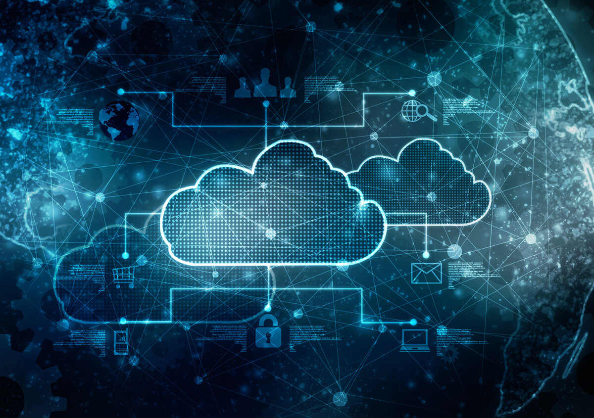 Meerdere cloudpictogrammen die via een digitaal netwerk verbonden zijn met diverse systemen en diensten. De illustratie symboliseert cloudcomputing, gegevensuitwisseling, systeemintegratie en onderling verbonden IT-infrastructuren.