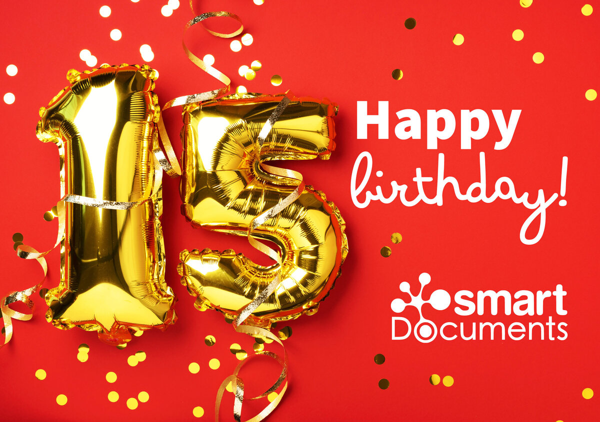 Grafik zum 15-j&auml;hrigen Jubil&auml;um von SmartDocuments: Goldene Folienballons in Form der Zahl &raquo;15&laquo; liegen auf rotem Hintergrund, umgeben von goldenen Konfettipunkten und dekorativen Goldb&auml;ndern. Rechts steht in wei&szlig;er Schrift &raquo;Happy birthday!&laquo;, darunter das SmartDocuments-Logo.