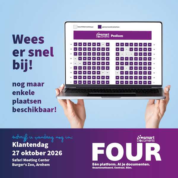 Een laptop toont het zitplaatsenoverzicht van de SmartDocuments Klantendag 2026. De meeste plaatsen zijn gemarkeerd als gereserveerd, terwijl nog enkele plaatsen beschikbaar zijn. Bovenaan staat het podium aangegeven, wat laat zien dat het evenement bijna is volgeboekt.