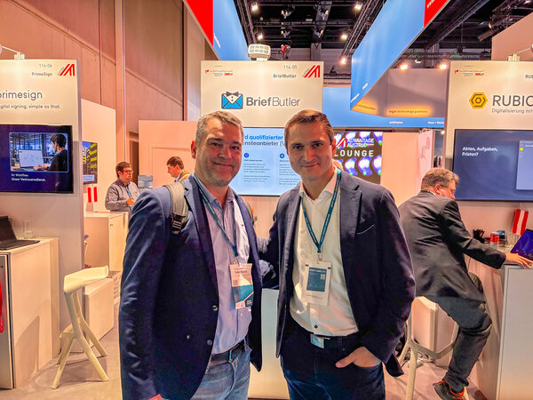 Bild vergr&ouml;&szlig;ern: Sven Buick am Stand von BriefButler im Rahmen der Smart Country Convention 2026