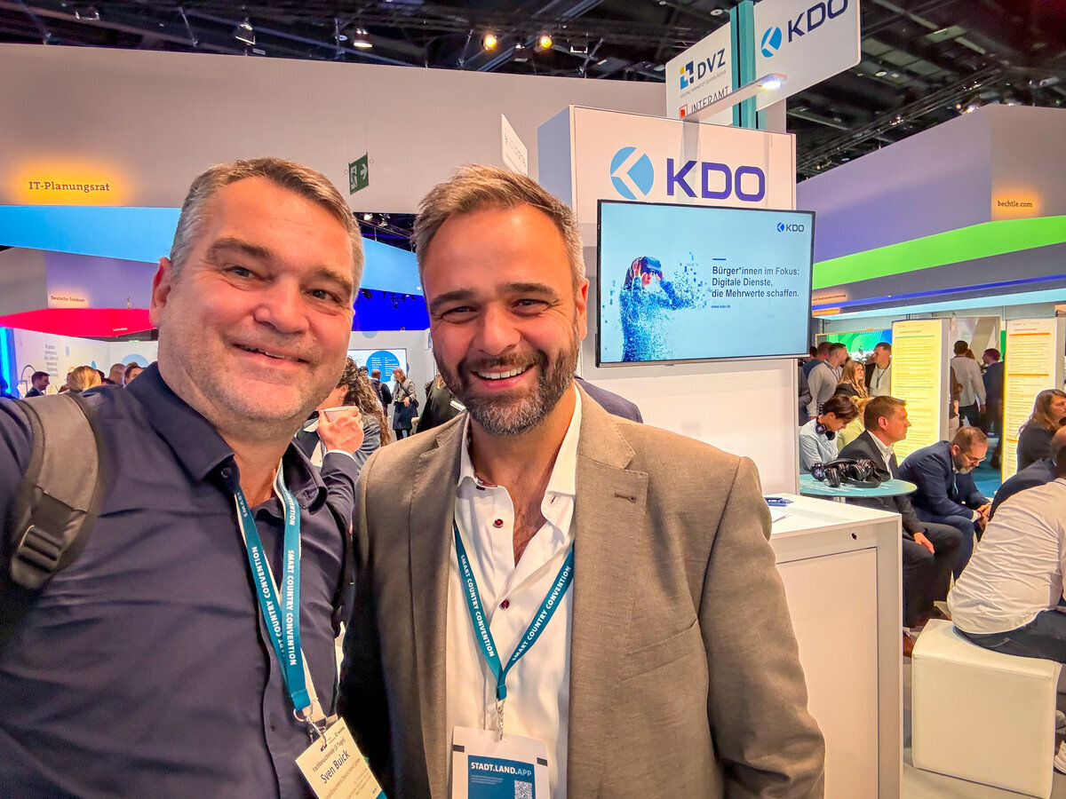 Sven Buick am Stand der KDO im Rahmen der Smart Country Convention 2026