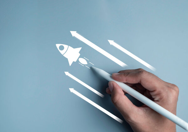 Bild vergr&ouml;&szlig;ern: Hand houdt een digitale pen vast naast een raketafbeelding en stijgende pijlen. De afbeelding symboliseert versnelde workflows, hogere effici&euml;ntie en tijdsbesparing door digitale processen.