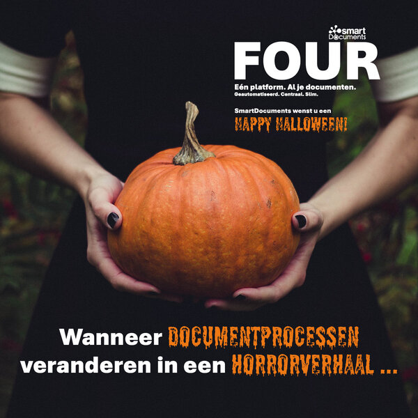 Halloweenbeeld met SmartDocuments: Een persoon houdt een grote oranje pompoen in zijn handen tegen een donkere achtergrond. Rechtsboven staan het SmartDocuments-logo en de boodschap: "FOUR - E&eacute;n platform. Alle documenten. geautomatiseerd. centraal. slim." en "Happy Halloween!". Onderaan in de afbeelding staat de slogan: "Wanneer het dagelijkse documentwerk verandert in het spookuur ...". De afbeelding speelt in op het Halloween-thema en legt een link met de uitdagingen van handmatige documentprocessen.