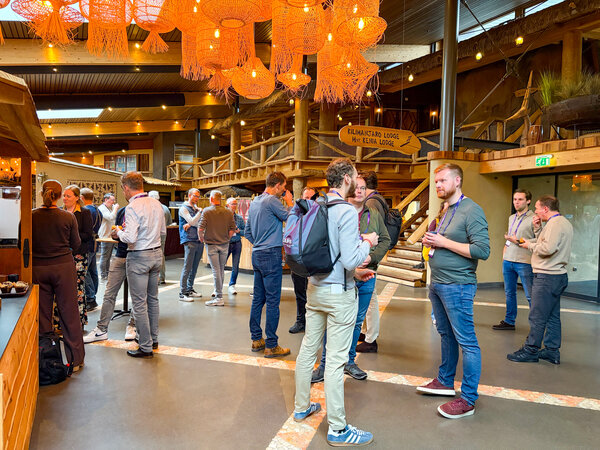 Afbeelding vergroten: Uitwisseling en netwerken tijdens de SmartDocuments Klantendag 2026: deelnemers gaan in een ontspannen sfeer met elkaar in gesprek en delen ervaringen en idee&euml;n over digitale documentcreatie.