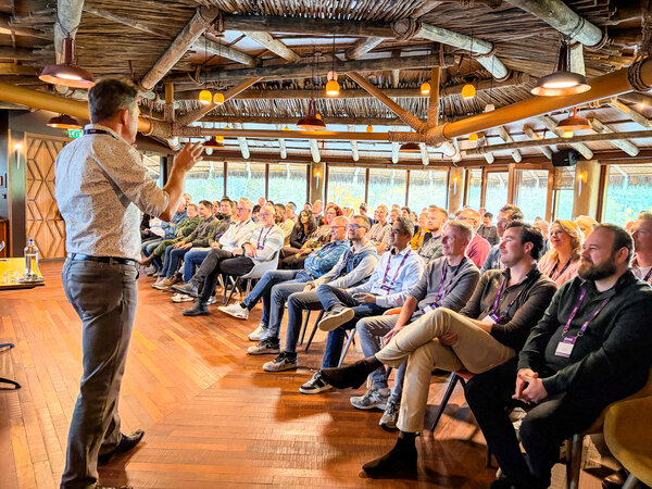 Afbeelding vergroten: Boeiende inzichten en waardevolle kennisuitwisseling tijdens de SmartDocuments Klantendag 2026: deelnemers volgen een inhoudelijke presentatie en bespreken actuele ontwikkelingen op het gebied van digitale documentprocessen en automatisering.