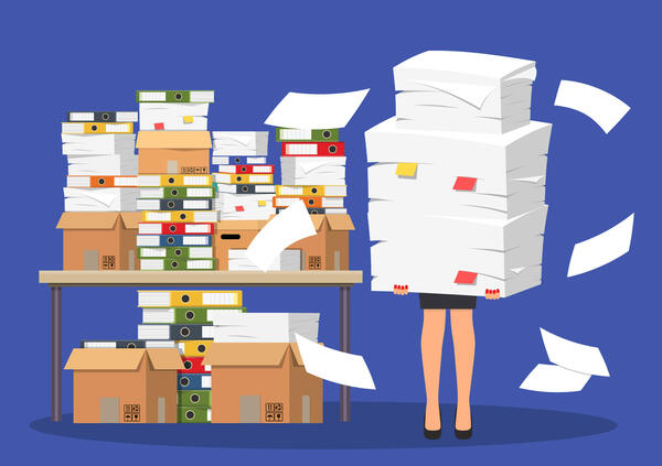 Vektorgrafik: Schreibtisch mit Ordnern, Kisten und massig Papier. Unter dem Schreibtisch sind noch weitere Papierstapel. Neben dem Schreibtisch ist eine Frau abgebildet, die einen gro&szlig;en Papierstapel in den H&auml;nden h&auml;lt, sodass von der Frau nur die Beine erkennbar sind.