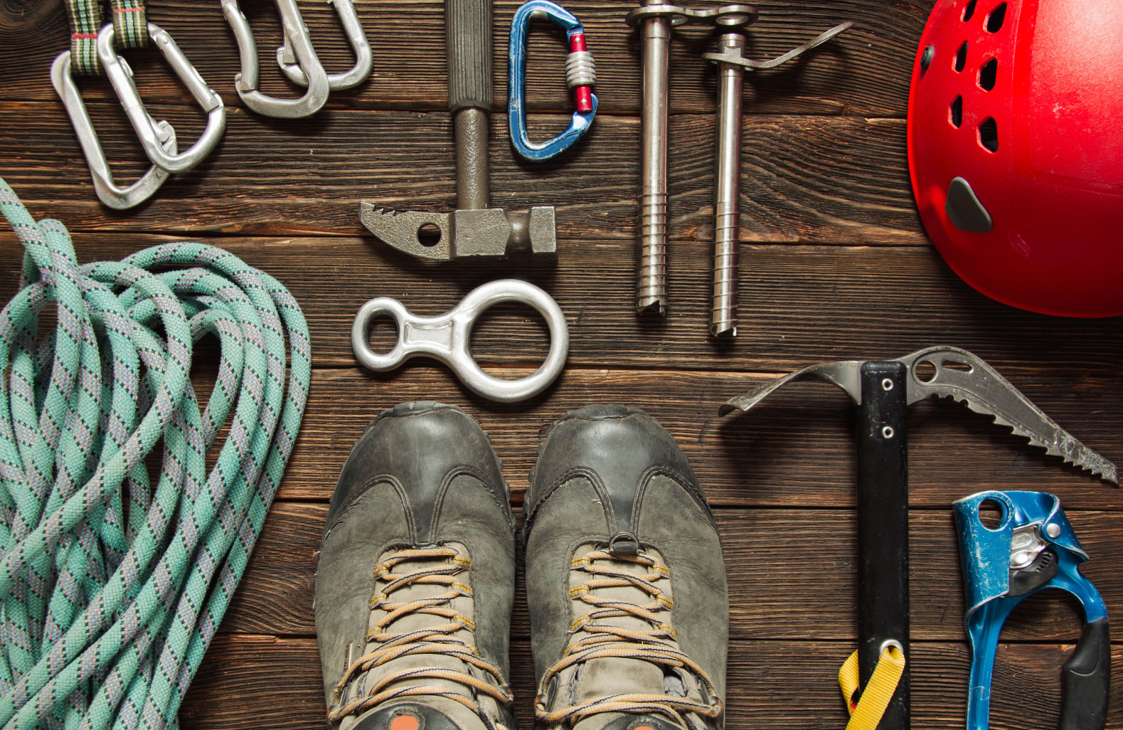 Aufnahme Bergausr&uuml;stung. Wanderschuhe, Seil, Kletterhaken, Hammer, Eispickel