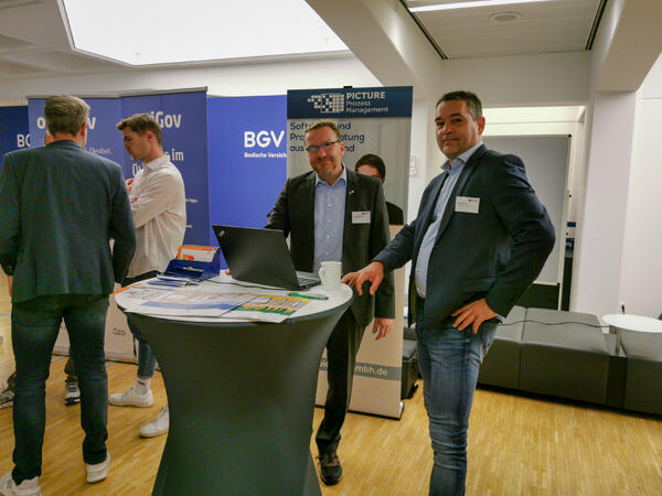 Bild vergr&ouml;&szlig;ern: Sven Buick im Gespr&auml;ch mit Jan Erik Prelle von der PICTURE GmbH
