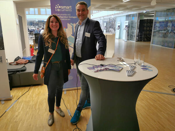 Bild vergr&ouml;&szlig;ern: SmartDocuments mit Stand auf dem Form-Solutions eGovForum: links Juliane Buch, rechts Sven Buick