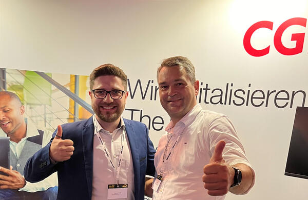 Bild vergr&ouml;&szlig;ern: Sven Buick, Head of Sales & Partnermanager SmartDocuments Deutschland GmbH (rechts) mit Dennis Latt, Senior Consultant CGI (links) am Stand der CGI.