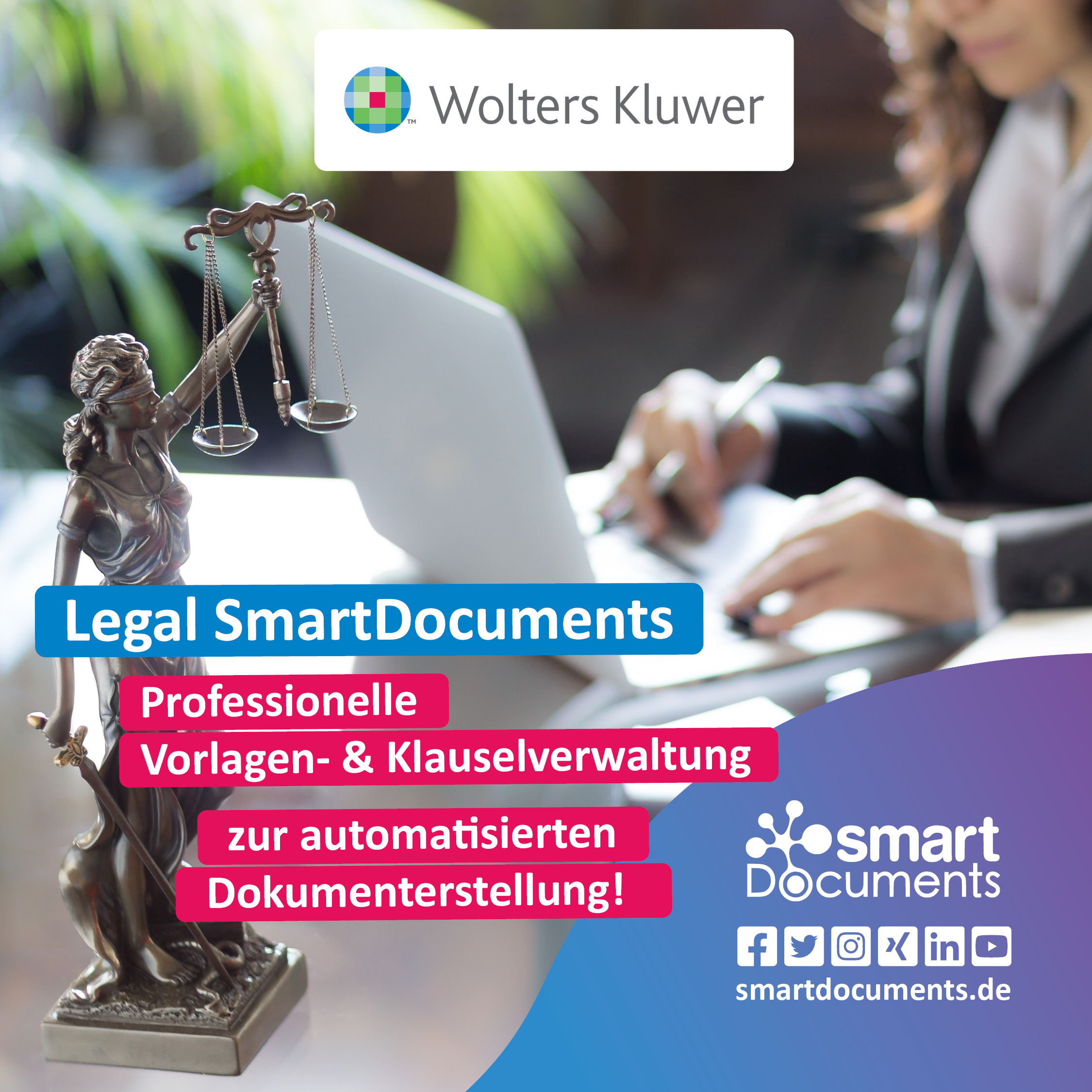 Fotografie eines Schreibtisches mit der Justiziafigur. Im Hintergrund ist eine Frau am Dargestellt mit Notebook. mit Text: Legal SmartDocuments: Professionelle Vorlagen- und Klauselverwaltung zur automatisierten Dokumenterstellung sowie den Logos SmartDocuments und Wolters Kluwer