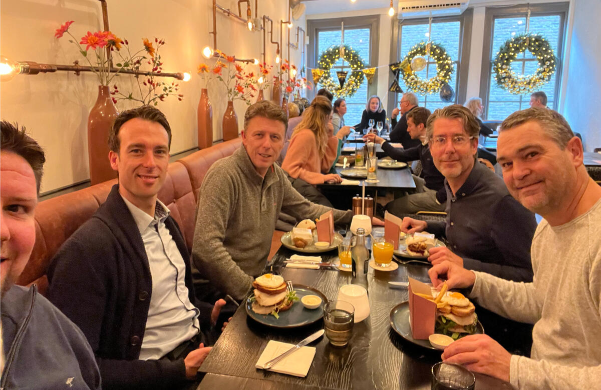 Fotoaufnahme beim Essen im Restaurant. Teilnehmer des International Sales-Meetings in Deventer. Von links: Christoph Winkelmann, Steafan McLaverty, Jan van den Bosch, Bj&ouml;rn Tempelmann und Sven Buick.