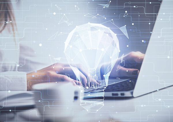 Bild vergr&ouml;&szlig;ern: Een persoon werkt op een laptop terwijl een transparante, digitale gloeilamp met verbonden lijnen en knooppunten over het beeld is geplaatst. De afbeelding symboliseert innovatie, kennisdeling, digitalisering en slimme documentprocessen.