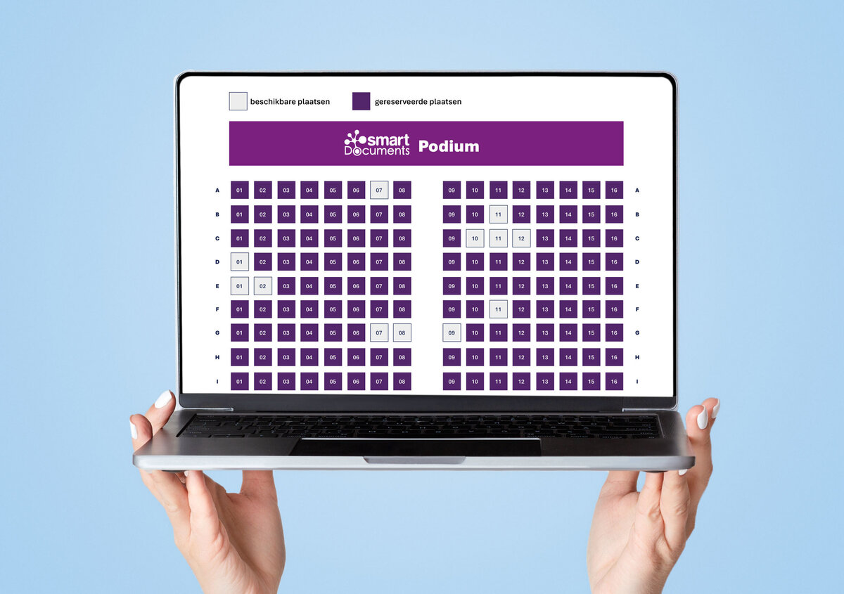 Een laptop toont het zitplaatsenoverzicht van de SmartDocuments Klantendag 2026. De meeste plaatsen zijn gemarkeerd als gereserveerd, terwijl nog enkele plaatsen beschikbaar zijn. Bovenaan staat het podium aangegeven, wat laat zien dat het evenement bijna is volgeboekt.